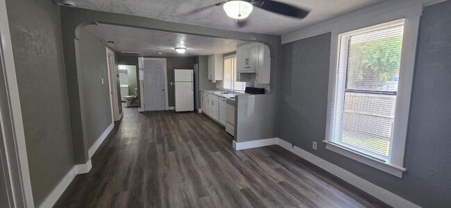 Building Photo - Updated 3/1 College Hill Home- Move In Ready!