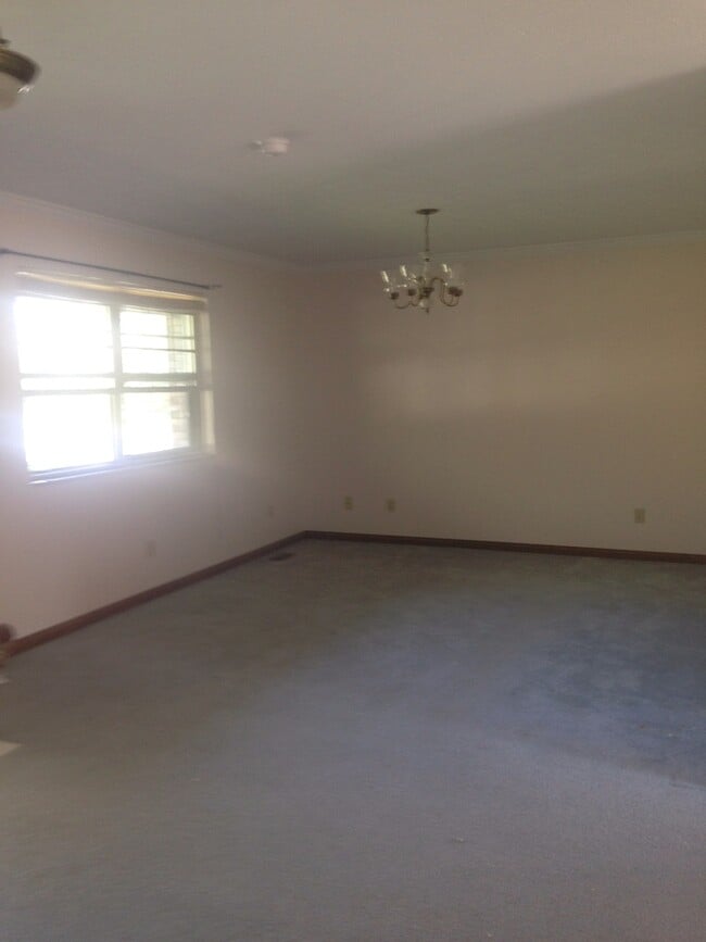 Building Photo - Immaculate three bedroom home in Ashland.