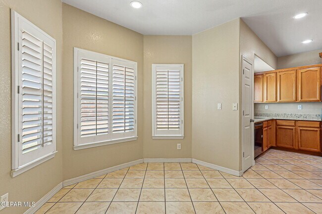 Building Photo - 951 Via Descanso Dr