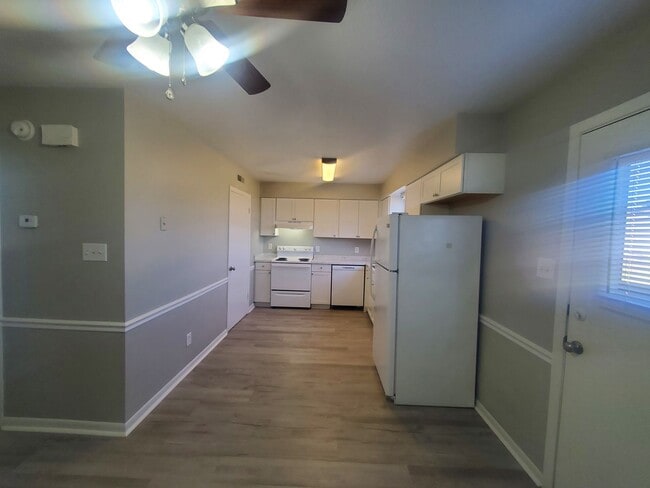 Building Photo - Beautifully Updated 2-Bedroom Townhome with Washer/Dryer Hookups!