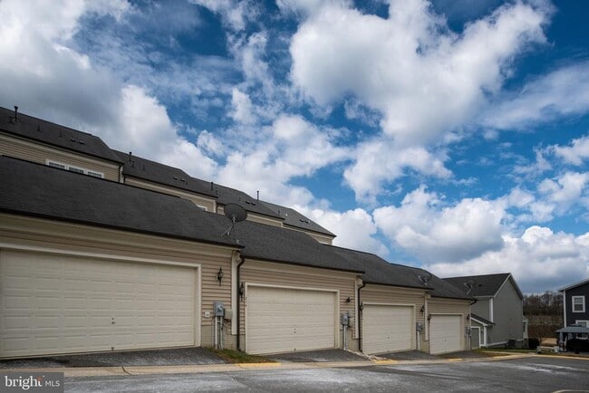 Building Photo - 214 Almond Dr