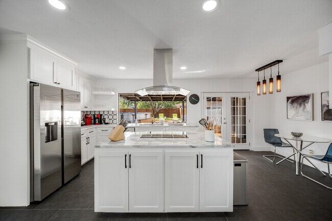 Building Photo - 313 Melorine Dr