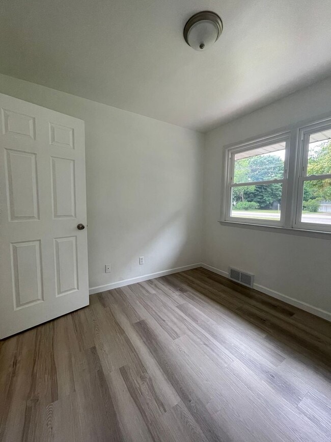 Building Photo - Three Bedroom Home in Richland