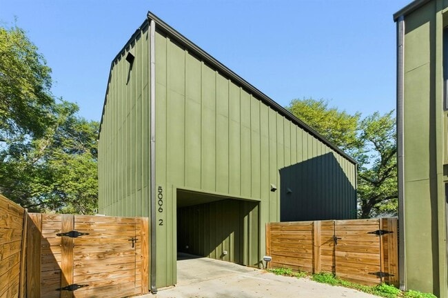 Building Photo - 5006 Gladeview Dr