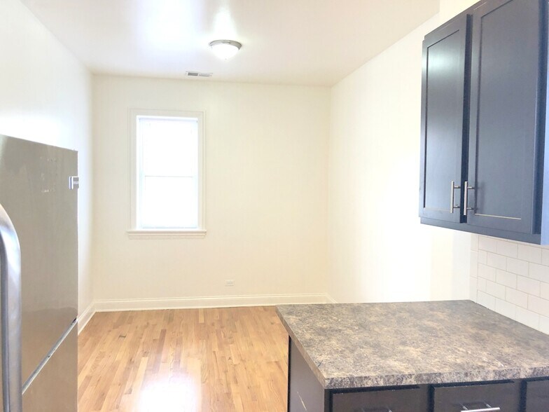 Building Photo - 4452 N Sheridan Rd