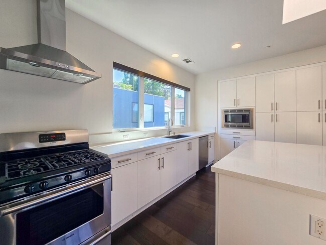 Building Photo - Luxury Townhome Centrally Located in Silver Lake!