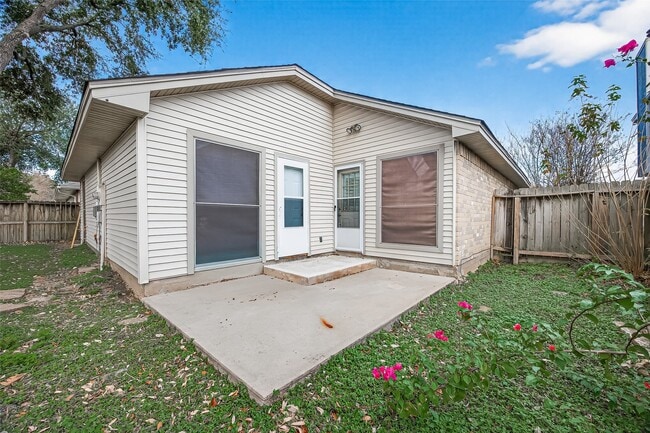 Building Photo - 3306 S Greenpark Dr