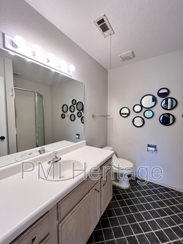 Building Photo - 886 N Daisy Ln