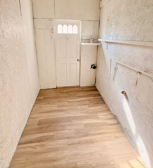 Building Photo - 2 WEEKS FREE RENT December Special