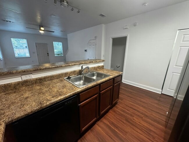 Building Photo - 102 White Dr
