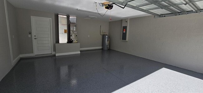 Building Photo - 211 Oak Ln Cir