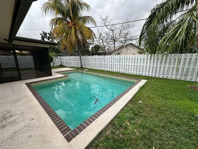 Building Photo - 3291 SW 4th St