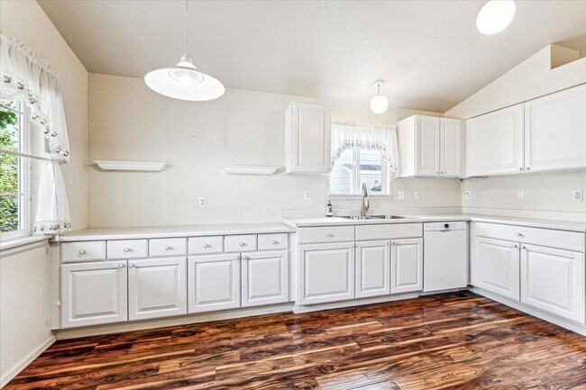 Building Photo - Evolve Real Estate: Meticulously Maintained 3 Bed RANCH Home with Deck and Pergola Available Sept 1!