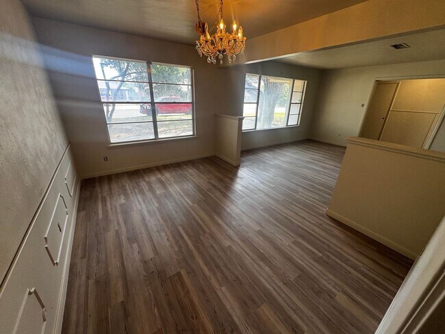 Building Photo - 4 Bedroom 3 Bathroom Ready To Rent!