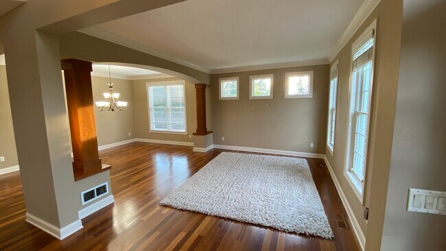 Building Photo - 10694 Maple Blvd