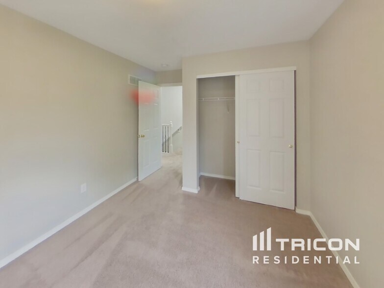 Building Photo - 621 Summer Stone Dr