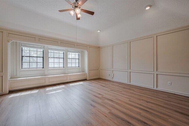 Building Photo - 2727 Raintree Dr