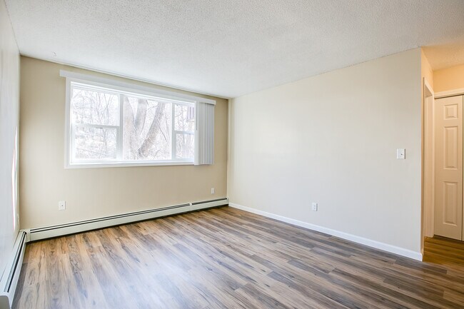 Building Photo - 1337 Arkwright St N