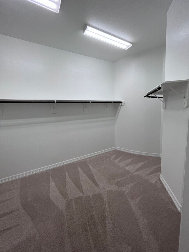 Building Photo - Gorgeous 4-bedroom home!