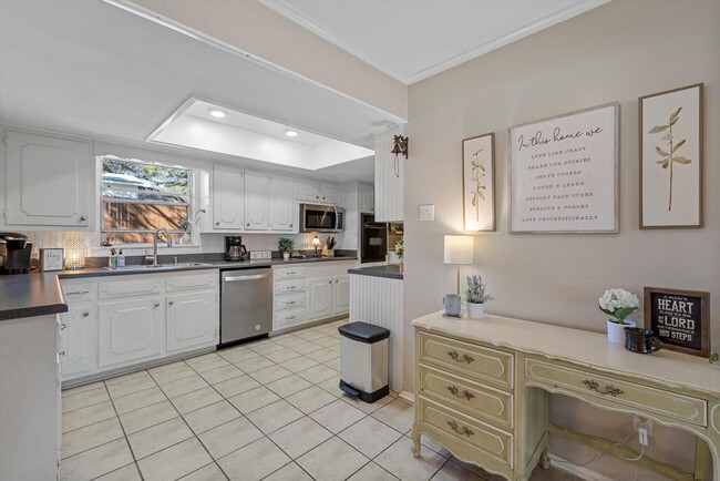 Building Photo - 5601 Westlawn Dr