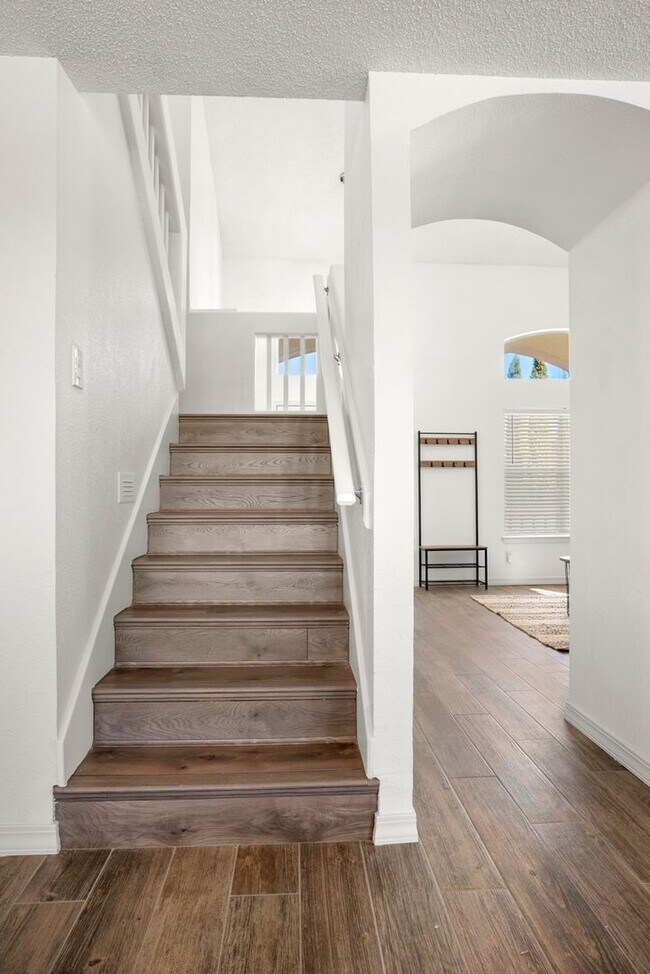 Building Photo - Stunning 4 bedroom, 2.5 bath home in West ...