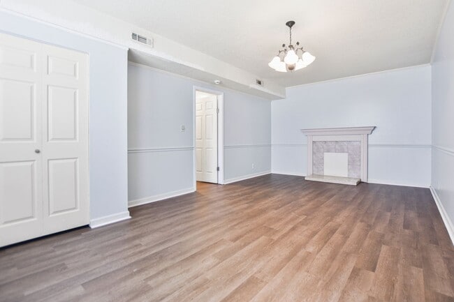 Building Photo - Pet Friendly Three Bedroom!