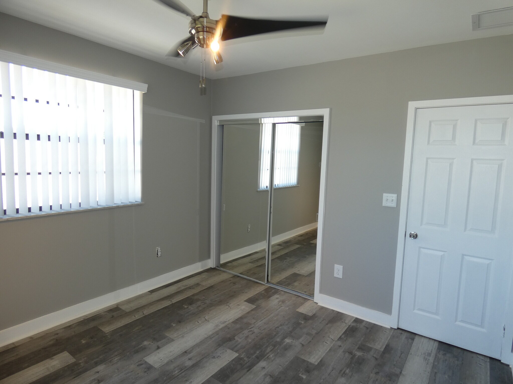 Building Photo - 14212 NE 4th Ave