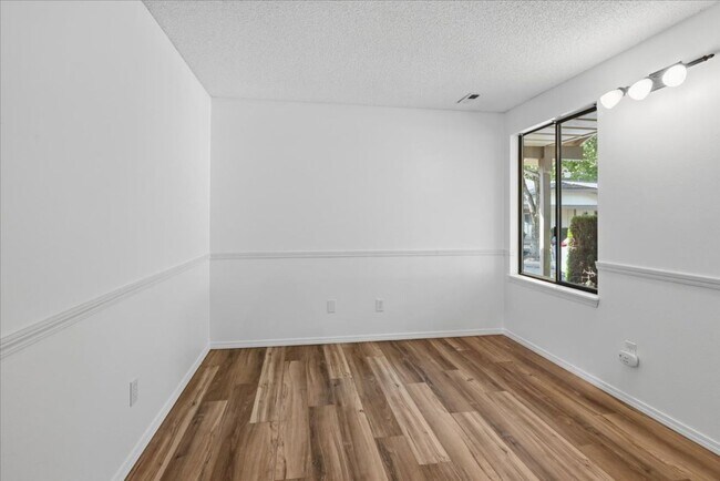 Building Photo - 16006 Village Green Dr