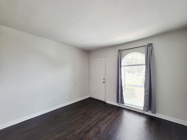 Building Photo - 101 Brookside Ln