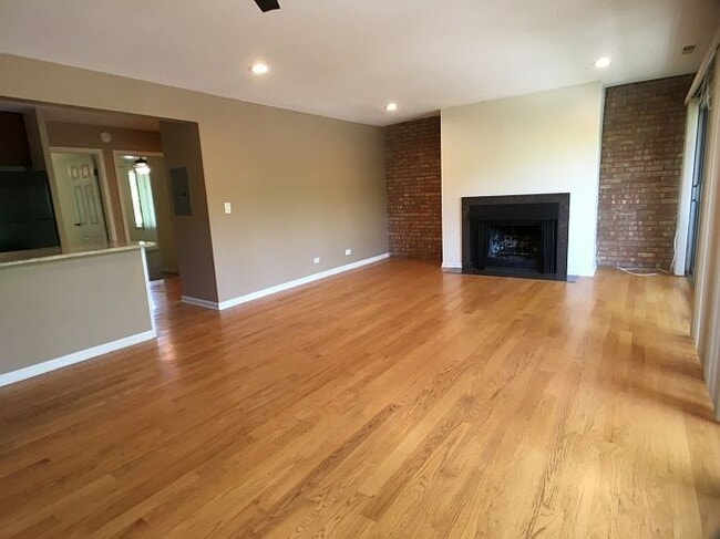 Building Photo - "Charming 2-Bedroom Retreat in Lisle with Spacious Living – 850 Sq Ft of Comfort!"