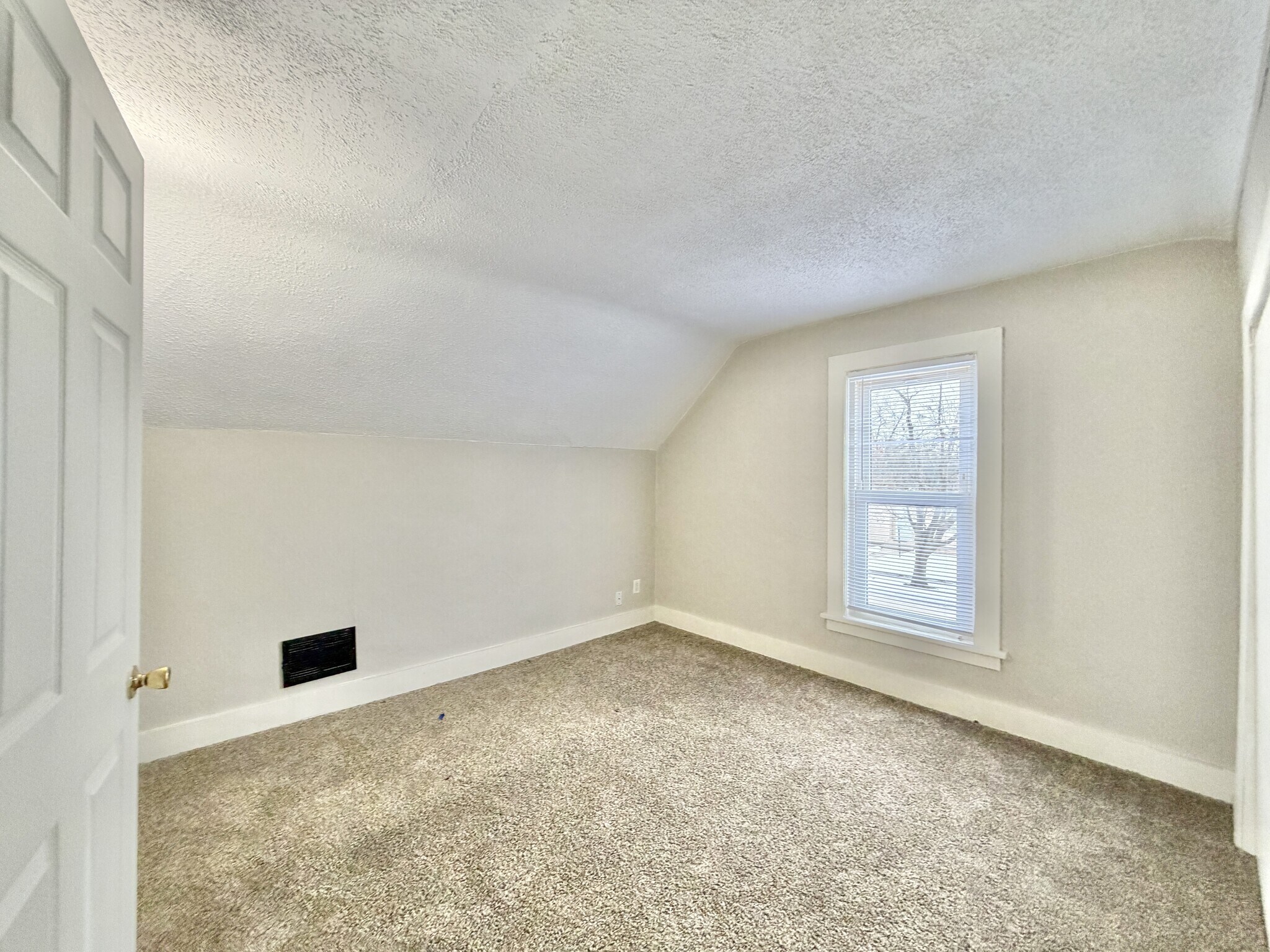 Building Photo - 1014 10th St