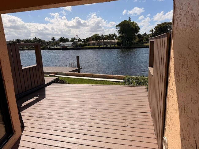 Building Photo - 797 S Riverside Dr