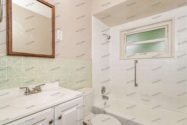 Building Photo - 822 Lightwood Dr