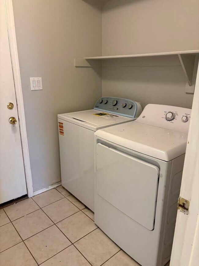 Building Photo - 1722 E Detroit St