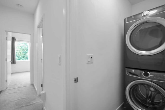 Building Photo - Modern Beacon Hill Townhouse Available for Rent!