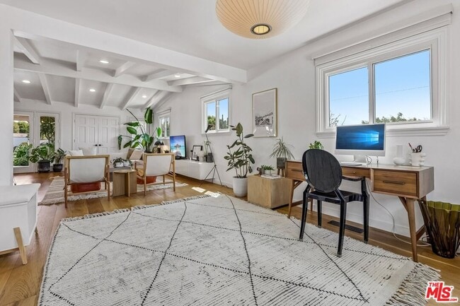 Building Photo - 5646 S Sherbourne Dr