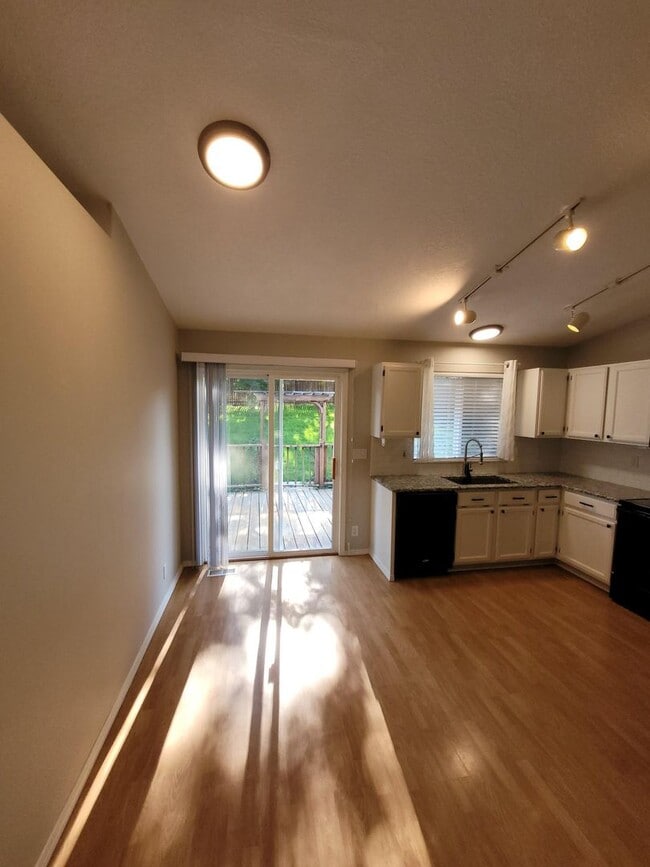 Building Photo - Cozy Home in Columbia Village!