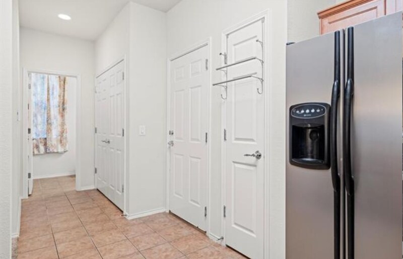 Building Photo - 2725 Hyde Park Dr