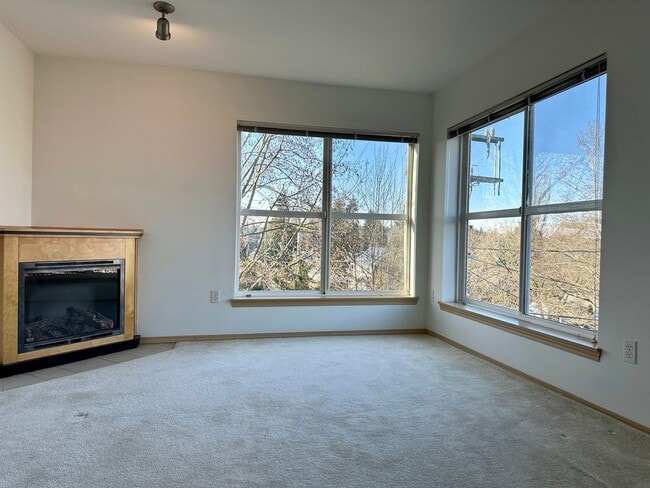 Building Photo - 2 Weeks Free Rent at Wonderful Greenwood 2 Bed/2Bath