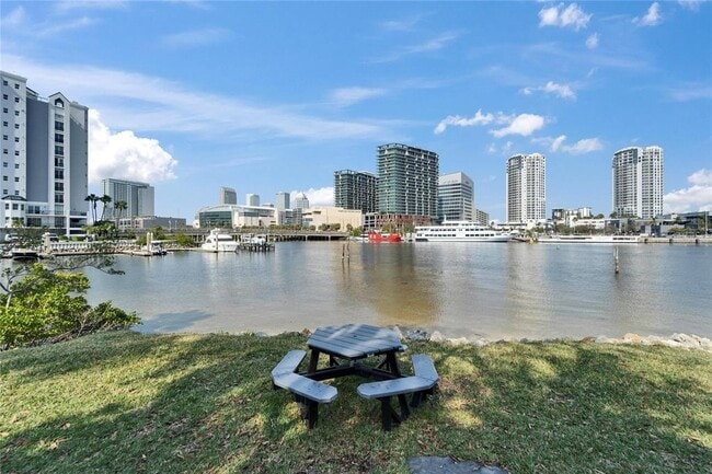 Building Photo - 705 Mainsail Dr