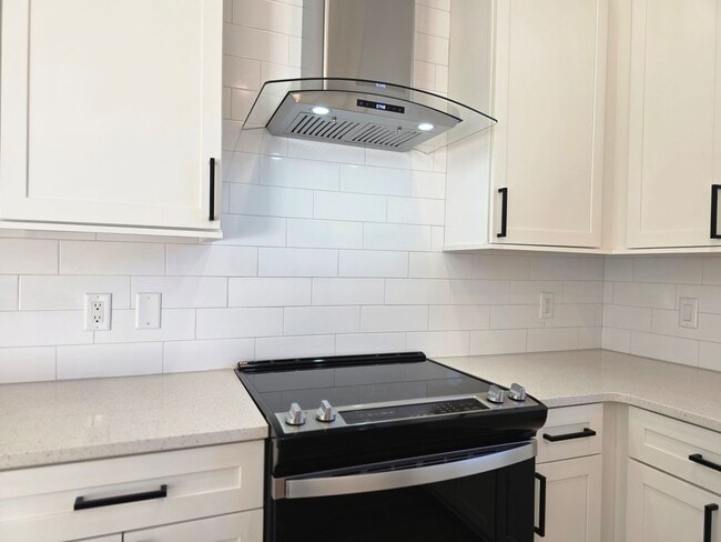 Building Photo - FOR RENT 3 bed, 3.5 bath, 3 level brand new condo