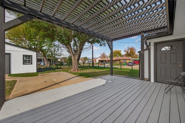 Building Photo - 3527 La Retama Dr