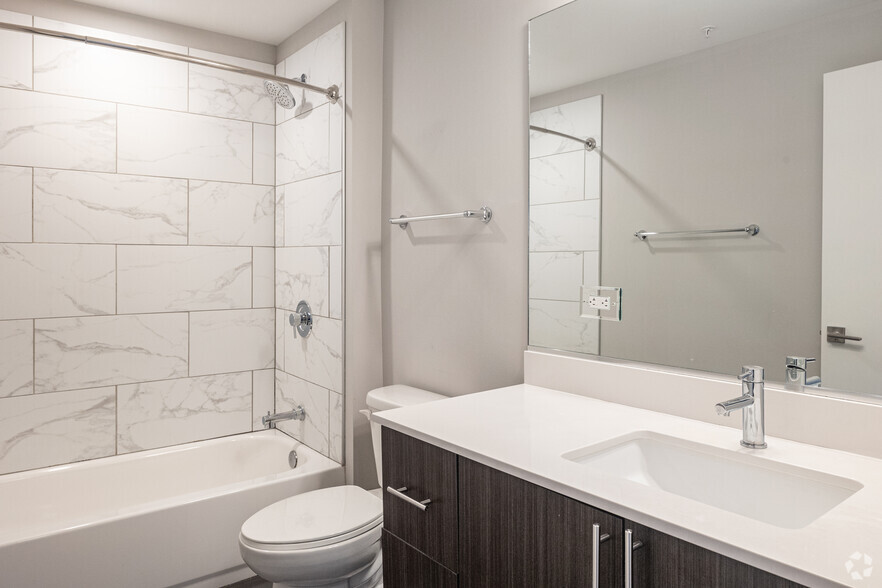 1BR, 1BA - 700SF - Bathroom - arco old town