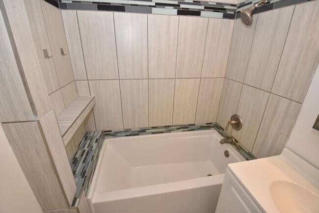 Building Photo - Mishawaka 4 bedroom with a Primary suite a...