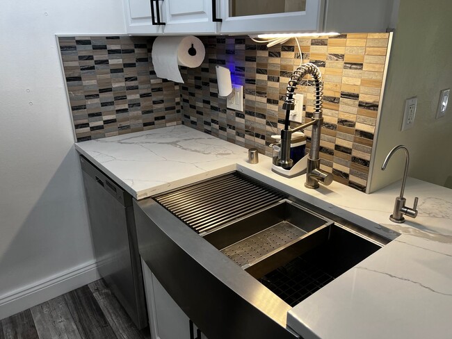 Building Photo - Two Bedroom One Bath Condo for Rent in Pla...