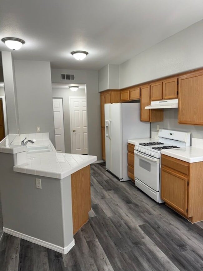 Building Photo - 2-BEDROOM, COND IN LAS VEGAS