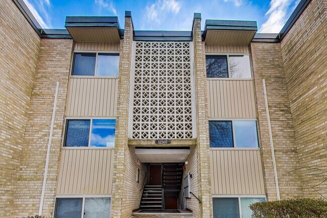 Building Photo - 2BD/1BA in Bethesda Park - Feeds to WJ HS - Great location - Close to Walter Reed & METRO