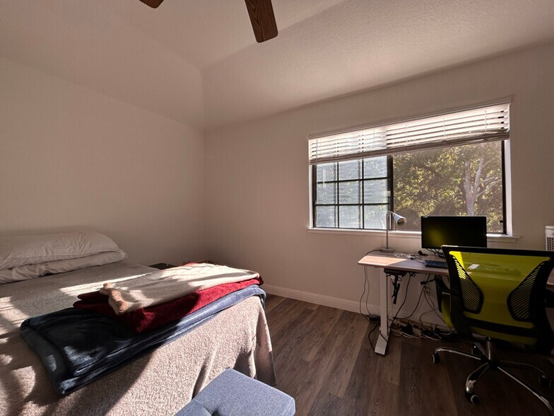Building Photo - 165 Bridgeside Cir