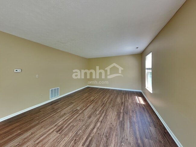 Building Photo - 10 Bobwhite Ct
