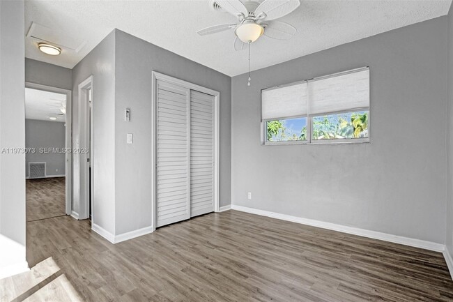 Building Photo - 949 SE 10th Ct